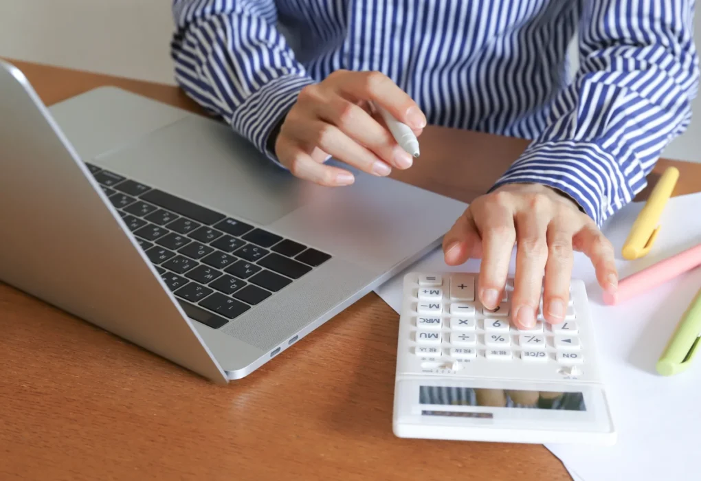 ホームページ制作、安く