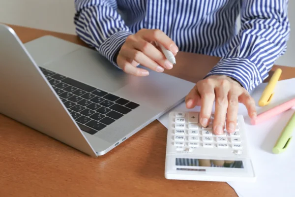 ホームページ制作、安く